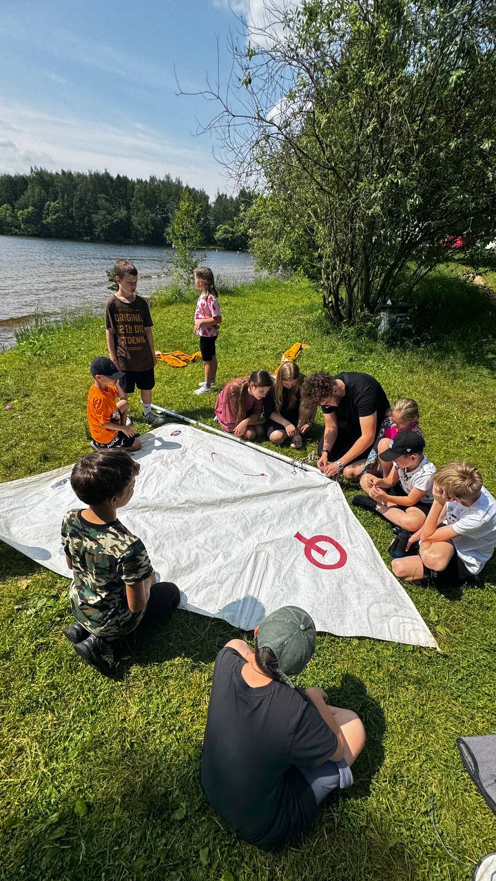 Вода и лодка